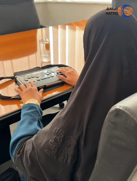 صورة لشخص أنثى تستعمل جهاز البرايل سينس 6.